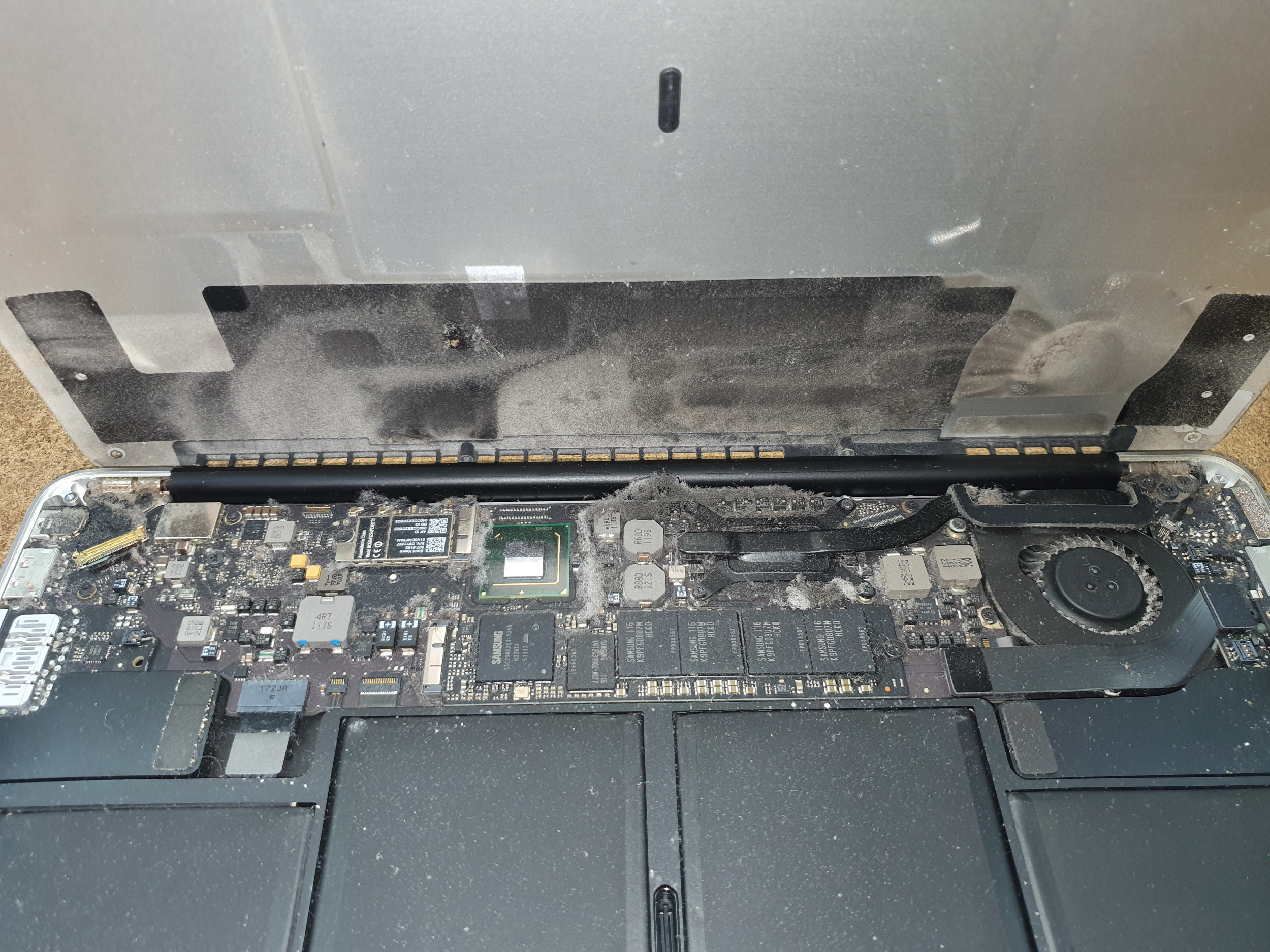 MacBookAir ful of dust before service